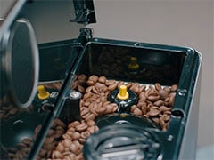 Iz espresso kavnega aparata Philips Saeco izteka samo voda