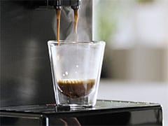 Espresso kavni aparat Philips Saeco pripravlja vodeno kavo