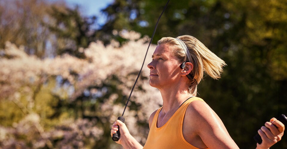 Športnik uporablja slušalke za kostno prevodnost