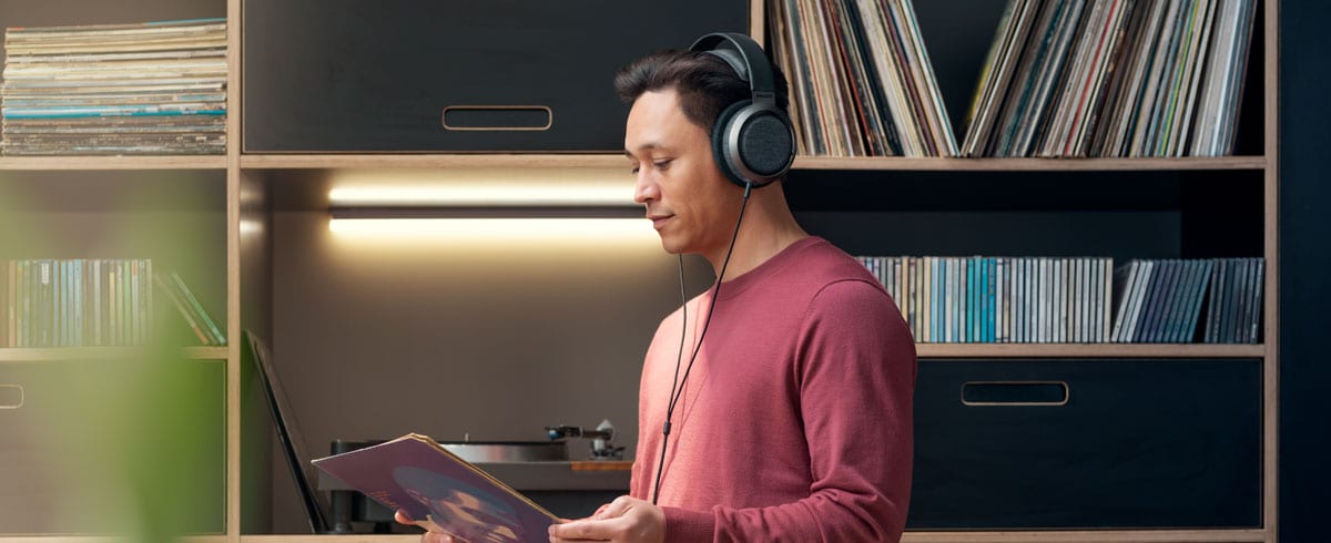 Moški posluša glasbo prek slušalk Philips X3