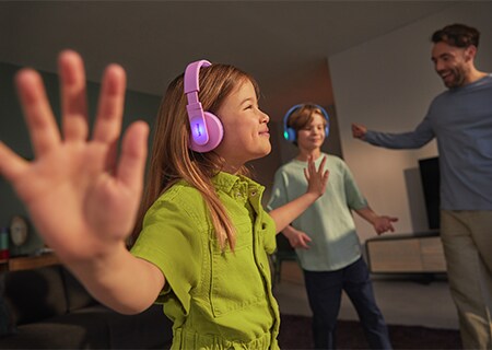Otroci uživajo v glasbi z uporabo naušesnih slušalk Philips