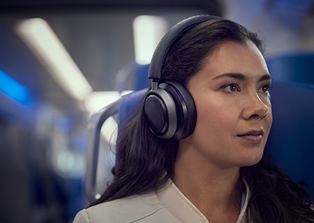 Ženska uživa v tehnologiji Noise Canceling Pro+ s slušalkami Philips L4