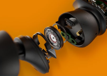 Bližinska tehnična slika notranjih delov popolnoma brezžičnih slušalk