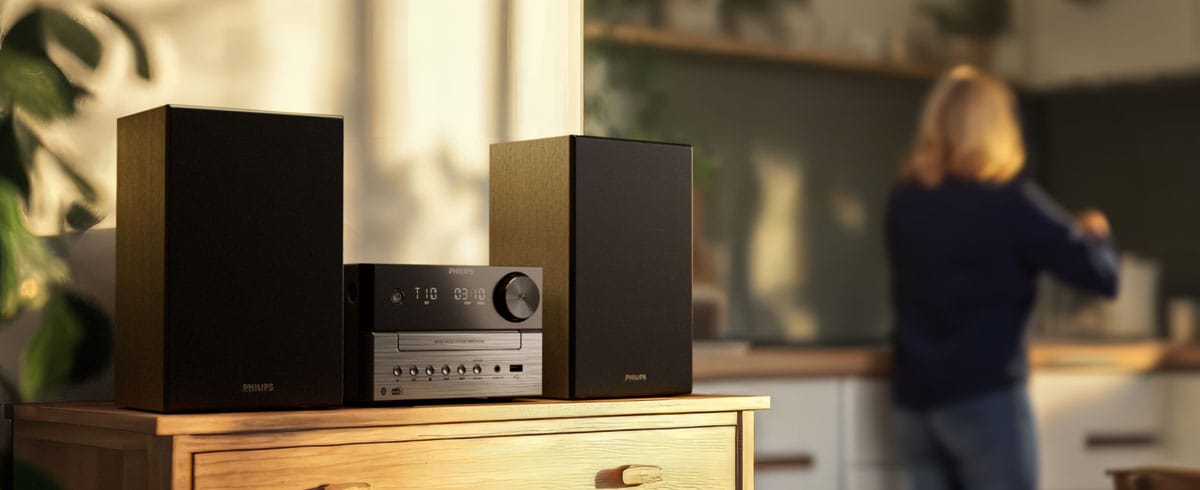Ženske poslušajo glasbo v kuhinji z glasbenim sistemom Philips