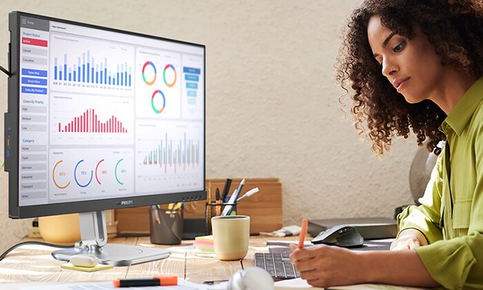 Ženska dela z monitorji Philips, certificiranimi s TCO Edge.