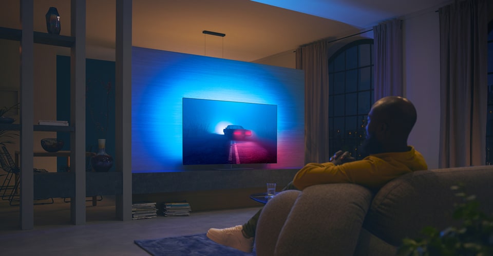 Par gleda film na Ambilight televizorju