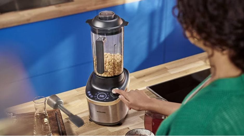 ženska uporablja mešalnik Philips