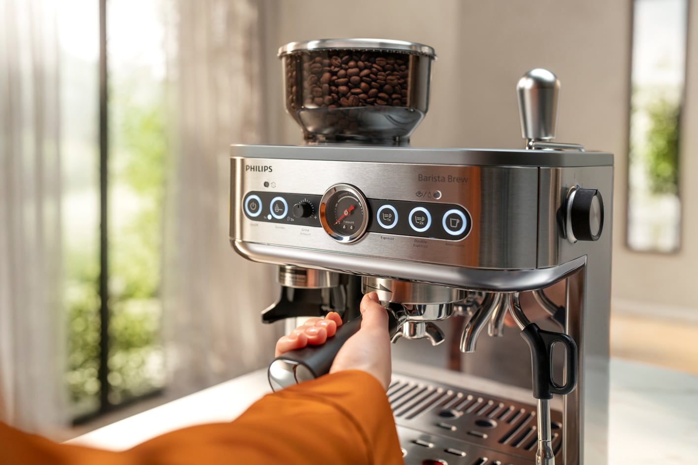 Pripravite kavo v kavnem aparatu Philips Barista Brew