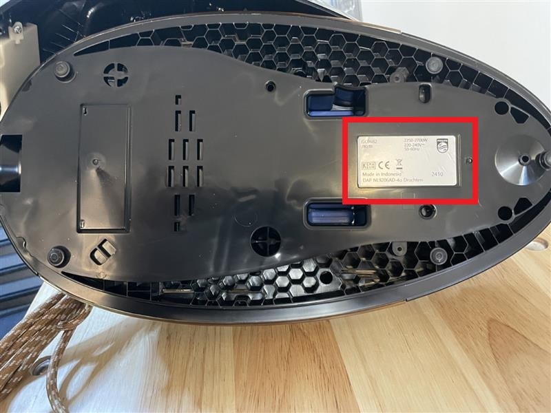 Plo&scaron;ča parne enote s &scaron;tevilko modela izdelka in kodna &scaron;tevilka