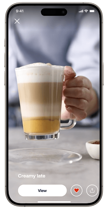Pametni telefon z zaslonom aplikacije HomeID, na katerem je prikazan recept za kavo