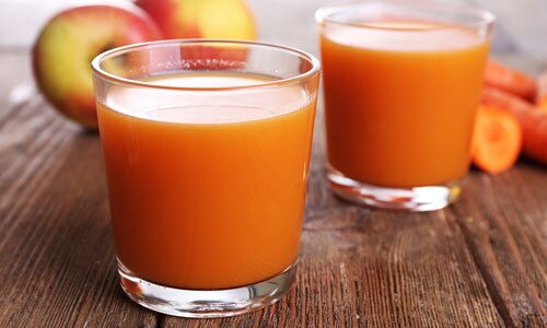 Osvežilen sok iz pomaranč, zelenih jabolk in kivijev